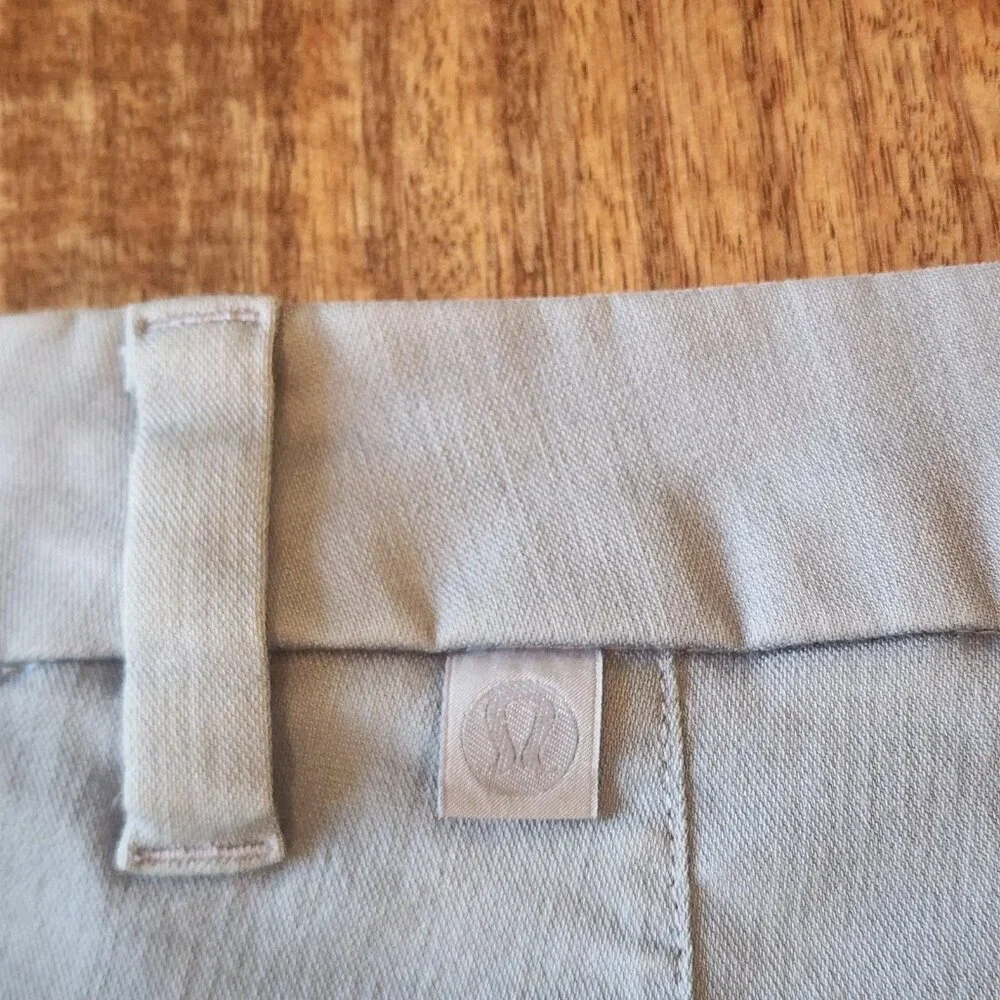 Lululemon Shorts Mens 32 Light Gray Chino Golf Casual Stretch Secure Zip Pocket